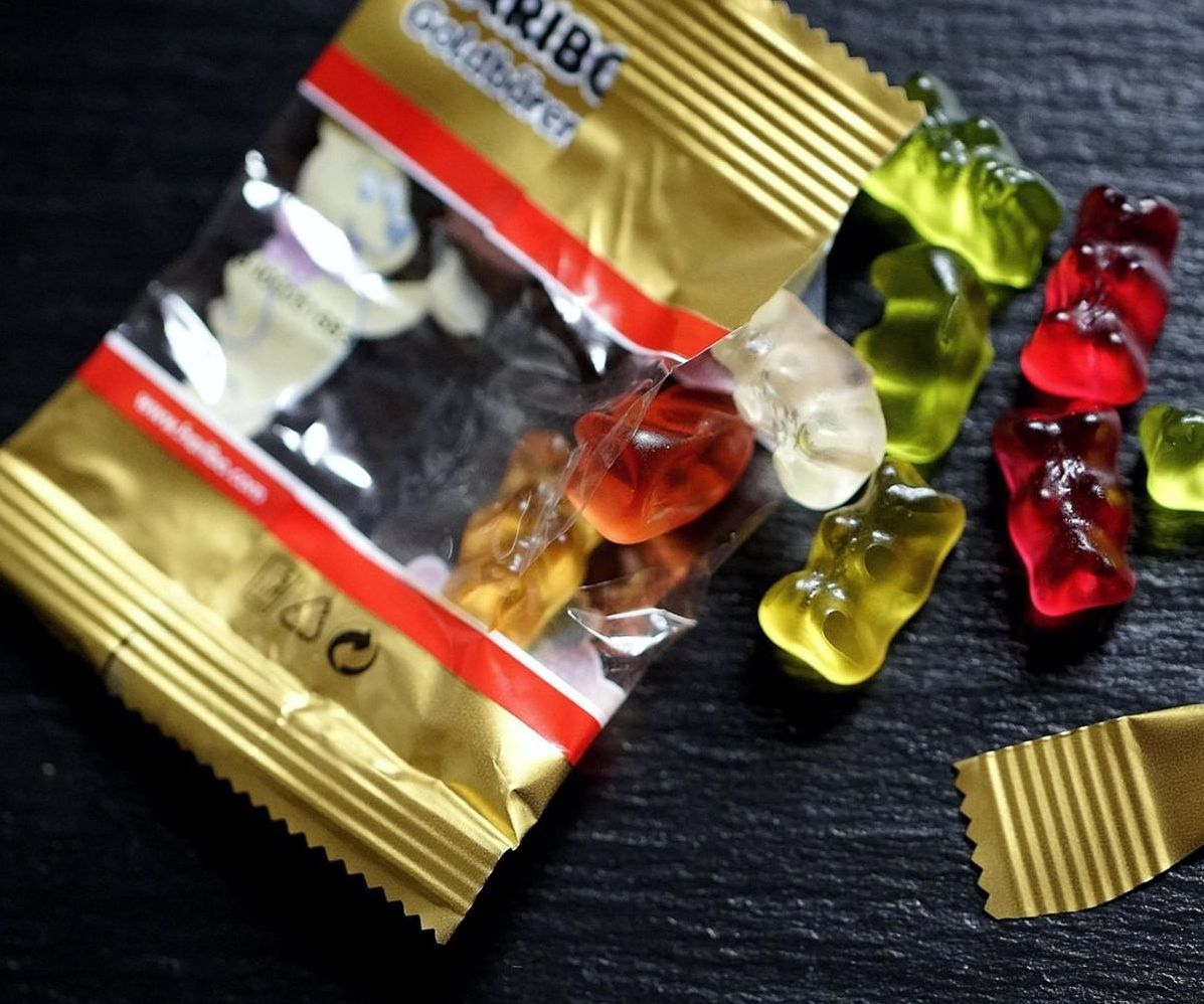 Şekerleme ve bonbon vitrininde renkli tatlılar